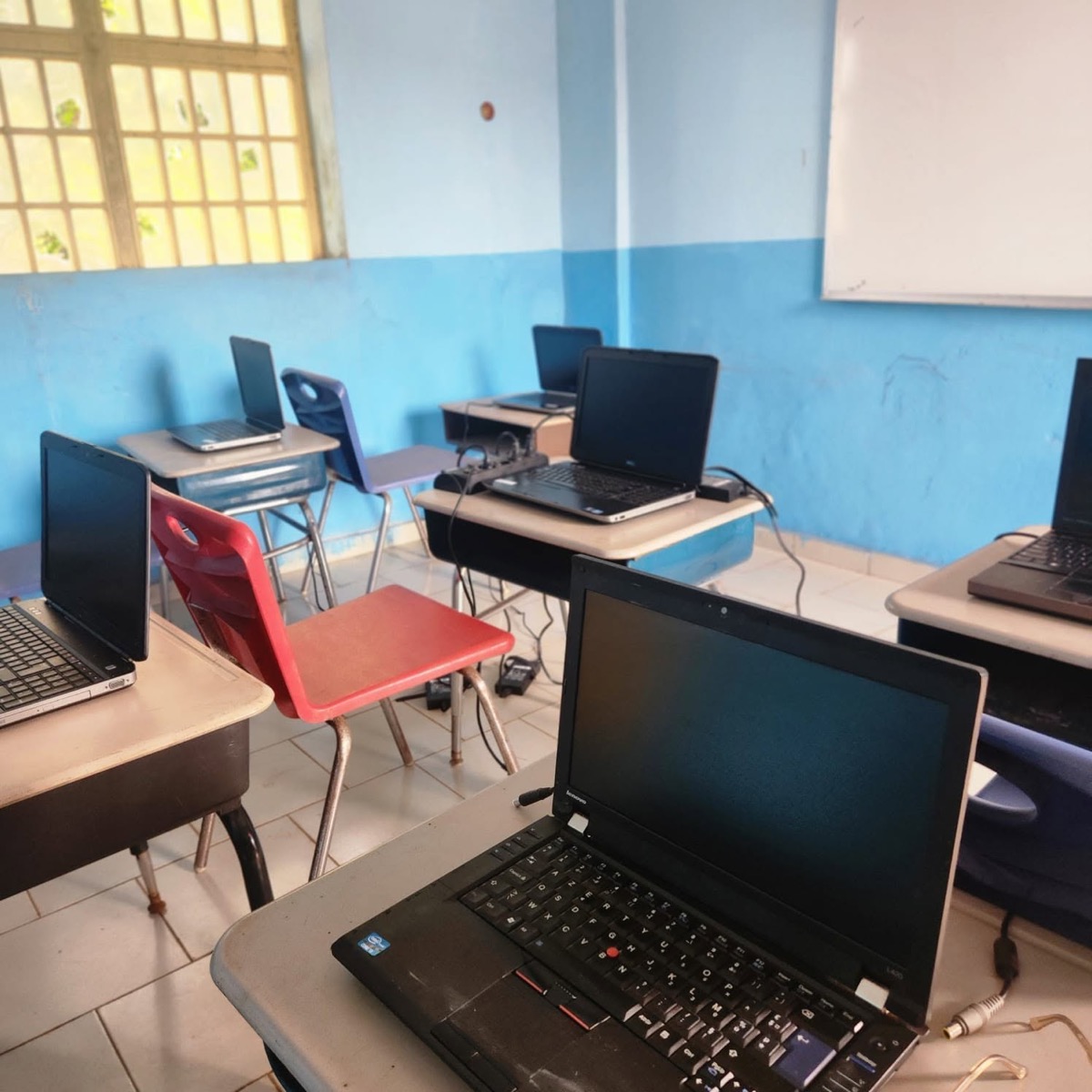 Salle informatique équipée d'ordinateurs portables.